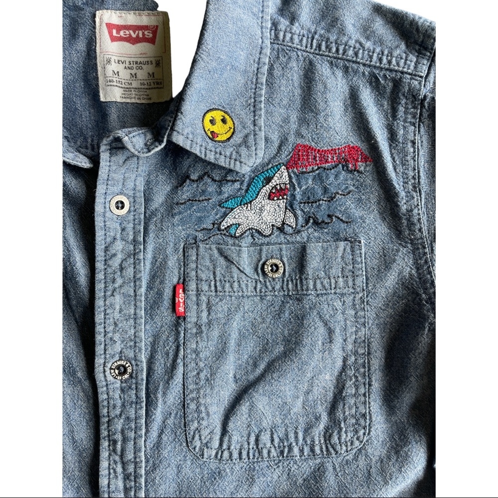 Boys Levi’s embroidered shirt size M back to school
